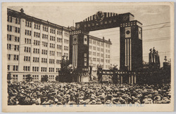 (皇太市殿下御帰朝の實况)東京駅前の群衆 / (Actual Scene of His Imperial Highness the Crown Prince Returning from Abroad) Crowd in Front of Tokyo Station image