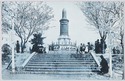 (名古屋名所)　燎爛の春に賑ふ覚王山　征清記念碑の附近 / (Famous Views of Nagoya) Kakuōzan Area : Vicinity of the Memorial Monument for the Dead Soldiers in the Sino-Japanese War image
