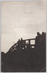橋上の人物群シルエット / Silhouette of a Group of People on a Bridge image