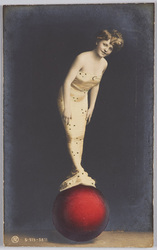 玉乗りの外国人女性 / Foreign Woman Walking on a Ball image