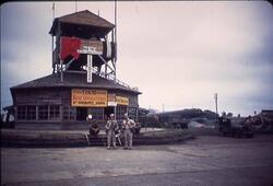 厚木基地の管制塔前にて フェーレイスと軍曹 / Faillace and a Sergeant in Front of the Control Tower at Atsugi Base image