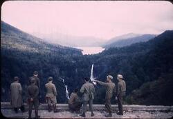 華厳の滝と中禅寺湖をながめる日本人とアメリカ兵 / Japanese People and American Soldiers Looking at Kegon Falls and Lake Chūzenji image