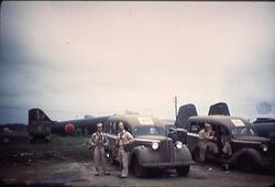 厚木基地の日本軍輸送機の横で、フェーレイスと軍曹 / Faillace and a Sergeant Next to a Japanese Military Transport Aircraft at Atsugi Base image