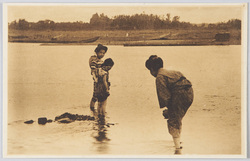 浅瀬に立つ子供たち / Children Standing in Shallow Waters image