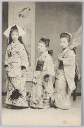 掃除用具と徳利を持つ3人の少女 / Three Girls Holding Cleaning Tools and Sake Bottles image