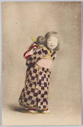 人形を背負う少女 / Girl Carrying Her Doll on Her Back image