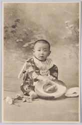 提灯で遊ぶ子供 / Child Playing with a Lantern image