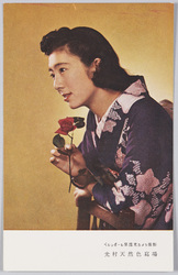 花を持つ和装女性(ベルンポール単露光カメラ撮影　光村天然色写場) / Woman in Kimono with Flowers in Her Hands image
