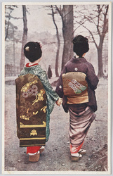手をつなぐ芸妓と舞妓の後ろ姿 / Back View of Geisha and Maiko (Apprentice Geisha) Holding Hands with Each Other image