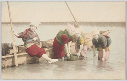 漁をする女性たち / Women Catching Fish image