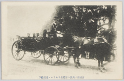 宮城前ノ万民ヘ荅禮在ヲセラルル皇孫殿下 / His Imperial Highness Prince Hirohito, Grandson of the Meiji Emperor, Returns a Courtesy to All People in Front of the Imperial Palace image