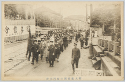 明大応援団の校門出発 / Departure of the Meiji University Cheerleading Club from the School Gate image