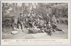 名古屋長栄寺俘虜収容所庭内ニ於テ俘虜団欒ノ光景 / Scene of Prisoners Enjoying Themselves in the Garden of the Prisoner-of-War Camp at the Chōeiji Temple, Nagoya image