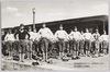 停車時間を利用して,大和ばたらきに神気爽然たる訓練生/Trainees Spirited and Refreshed by Performing Japanese Gymnastic Exercises during the Stoppage Time at a Station image