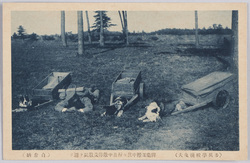 (歩兵学校輓曳犬)弾薬運搬中伏セ行進中敵弾及敵眼ヲ避ク / (Infantry School Draft Dogs) Lying Down during the Transport of Ammunition; Moving Forward While Avoiding the Enemy Bullets and Deceiving Their Eyes image