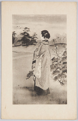 鳥居を眺める和装女性 / Woman in Kimono Looking at a Torii Gate image