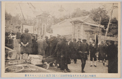 県庁内に設けられたる臨時郵便局にて臨機払出をなしつゝある光景 / Scene of People Withdrawing Temporary Payments at the Temporary Post Office Set Up in the Prefectural Office image