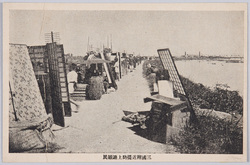 三国附近提防上避難民 / Evacuees on the Embankment near Mikuni image