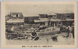 深川海辺橋脇ニテ伝馬船軒二棄上ゲタル実景 / Actual Scene of Lighters Stranded in Front of Houses beside the Umibebashi Bridge, Fukagawa image