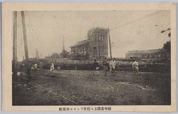 越中島路上二打掲ラレタル水雷艇 / A Torpedo Boat Washed Up on the Road in Etchūjima image
