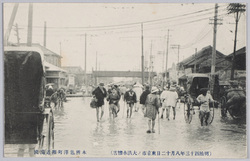 (明治四十三年八月十二日東京市ノ大洪水惨害)本所亀沢町附近濁流 / (Ravages of the Great Tokyoshi Flood on August 12th, 1910) Muddy Stream near Honjo Kamezawachō image