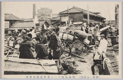 〔帝都ノ大洪水〕向島札幌ビール裏手避難者実況 / [Great Flood in the Imperial Capital] Actual Scene of Evacuees behind the Sapporo Breweries Building, Mukōjima  image