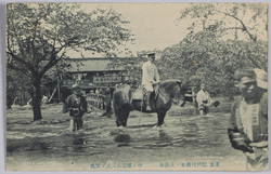 東京江戸川附近ノ大洪水中ノ橋騎馬警戒ノ実況 / Great Flood near Tokyo Edogawa: Actual Scene of the Mounted Police Guarding the Nakanohashi Bridge image