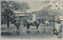 東京江戸川附近ノ大洪水中ノ橋騎馬警戒ノ実況 / Great Flood near Tokyo Edogawa: Actual Scene of the Mounted Police Guarding the Nakanohashi Bridge image