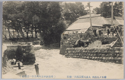 稀有ノ大洪水大森八播[幡]橋流出ノ惨状 / Unusual Great Flood: Scene of the Disaster of the Hachimanbashi Bridge Washed Away by the Flood, Ōmori image