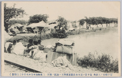 都下稀有ノ大洪水北千住ノ浸水住民鉄道線路上ニ避難ノ惨状 / Unusual Great Flood in the Capital: Scene of the Disaster of the Inundation in Kitasenju; Residents Take Shelter by the Side of a Railway Track image