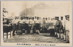 〔明治四十三年八月大洪水〕惨状地軍隊の炊出 / [Great Flood of August 1910] Hot Meal Provision by the Military in a Disaster Area image