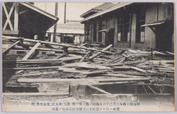 明治四十四年七月二十六日海嘯ノ為メ第四部(色染)第五部(電気化学)間空地ニ於ケル漂流木材及塵芥散乱堆積ノ景況 / Due to the Tsunami on July 26th 1911, Drift Timber, Rubbish, and Dirt Were Scattered and Piled Up on the Vacant Ground between the 4th Department (Dyeing) and the 5th Department (Electrochemistry) image