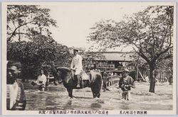 明治四十三年八月東京江戸川附近大洪水中ノ橋騎馬警戒ノ実況 / Great Flood of August 1910 near the Edogawa River: Actual Scene of the Mounted Police Guarding the Nakanohashi Bridge image