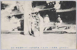 (大洪水惨況)明治四十三年八月 本所浸水地ポンプヨリ水道給水ノ実況 / (Tragic Situation of the Great Flood) August 1910: Actual Scene of the Tap Water Provision Using a Pump in the Inundated Area, Honjo image
