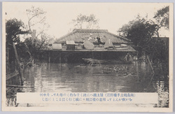 (向島鶴土手橋附近)屋上飢へに泣く子を抱くの母あり / (Vicinity of the Tsurudotebashi Bridge, Mukōjima) On a Roof, a Mother Is Holding Her Child Crying with Hunger image