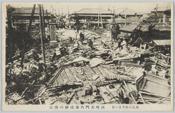 大正六年十月一日洲崎大門内海嘯跡の惨状 / October 1st, 1917: Scene of the Disaster of the Storm Surge inside the Susaki Ōmon (Main Gate) image