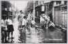 亀戸天神池附近ノ鯉掬ヒノ群/A Crowd of People Scooping Up Carp near the Pond in the Kameido Tenjin Shrine image