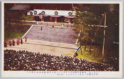 十月一日京都知恩院山門を背景として郷土史劇(織田信長)を演じた市川左団次一行のペーヂエント(No 15) / October 1st: Pageant of the Troupe of Ichikawa Sadanji, Who Performed a Local History Drama "Oda Nobunaga" against the Backdrop of the Main Gate of the Kyoto Chion-in Temple (No. 15) image