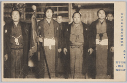 大正三年本場所優勝記念右ヨリ朝汐・常陸山・宇都宮・西ノ海 / Commemoration of the Championship in the 1914 Official Sumo Tournament (from Right to Left) Asashio, Hitachiyama, Utsunomiya, and Nishinoumi image