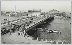 (東京)両国橋の全景 彼方に国技館の円屋根を見る / (Tokyo) Full View of the Ryogokubashi Bridge, Distant View of the Dome of the Kokugikan Hall image