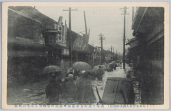 (六十年来未曽有大洪水の帝都)浅草千束町方面豪雨中避難の凄惨陸上浸水四尺余 / (Imperial Capital Struck by the Unprecedented Great Flood in 60 Years) Tragic Scene of the Evacuation in the Torrential Rain in the Senzokumachi District, Asakusa; Over 4 Shaku of Land Inundation image