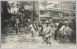  (明治四十三年八月十二日東京市ノ大洪水惨害)浅草公園ノ濁流 / (Heavy Damage of the Great Flood in Tokyoshi on August 12th, 1910) Muddy Stream in Asakusa Park image