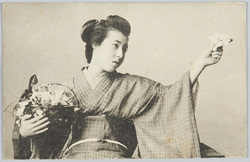 花籠を持つ和装女性 / Woman in Kimono Holding a Flower Basket image