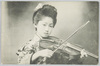 ヴァイオリンを弾く和装女性/Woman in Kimono Playing the Violin image