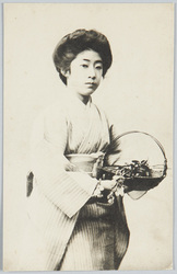 花籠を持つ和装女性 / Woman in Kimono Holding a Flower Basket image