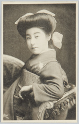 椅子に座る和装女性 / Woman in Kimono Sitting on a Chair image