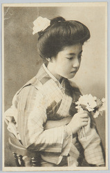 花を持つ和装女性 / Woman in Kimono Holding a Flower image