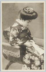 本を読む和装女性 / Woman in Kimono Reading a Book image