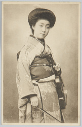 ヴァイオリンを持つ和装女性 / Woman in Kimono Holding a Violin image