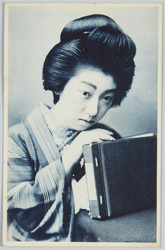 アルバムを持つ和装女性 / Woman in Kimono Holding an Album image